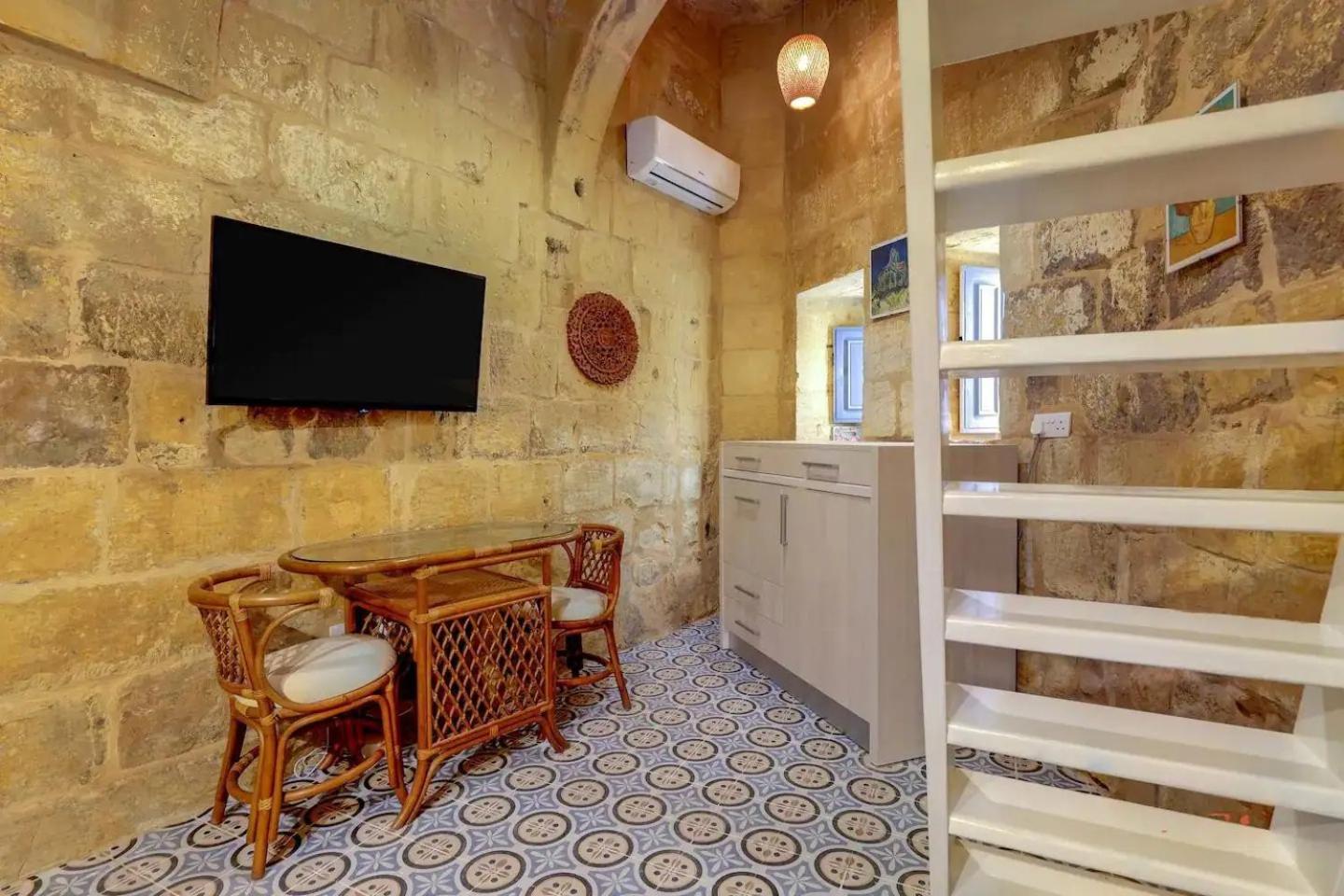 Historic Hideaways - 900 Year Old Converted Studios Victoria Eksteriør billede