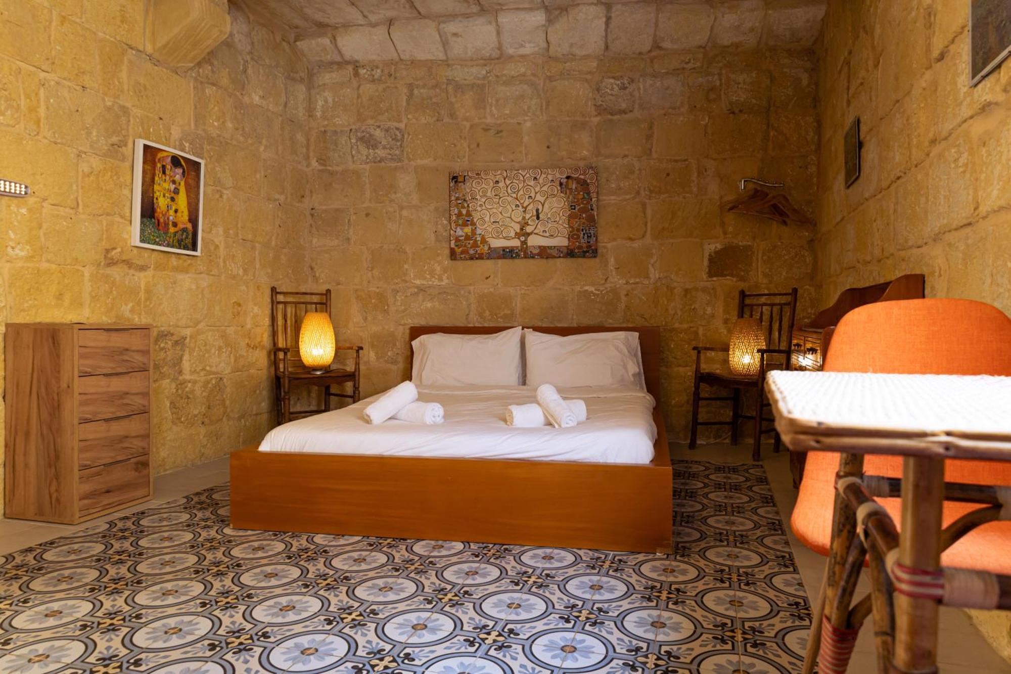 Historic Hideaways - 900 Year Old Converted Studios Victoria Eksteriør billede