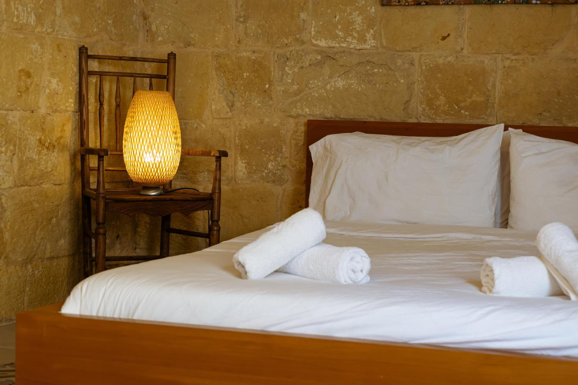 Historic Hideaways - 900 Year Old Converted Studios Victoria Eksteriør billede